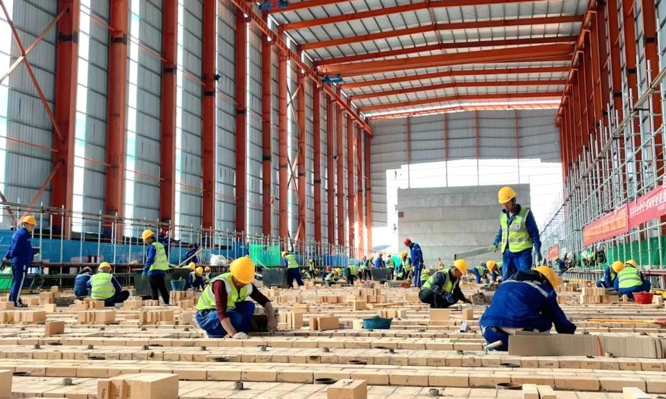 焦爐砌筑現場，一線建設者正“火力全開”，錨定節點目標，迅速掀起大干熱潮。郎宇飛 攝