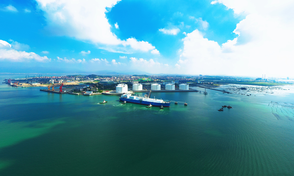 8月6日10時，巴拿馬籍運輸船“丹古爪哇”輪在中國海油湄洲灣“綠能港”接收站碼頭完成卸貨作業后順利離泊。入夏以來，福建地區遭遇暴雨、高溫、臺風等惡劣天氣，中國海油湄洲灣“綠能港”提前籌措LNG（液化天然氣）資源，加強設備設施日常巡檢維護和隱患排查治理，強化人員值班值守，提升內部聯動和產業鏈協同，保持天然氣外輸穩定供應，7月9日-7月17日，9天內連續接卸4艘LNG船，創造今年來連續卸船新紀錄。