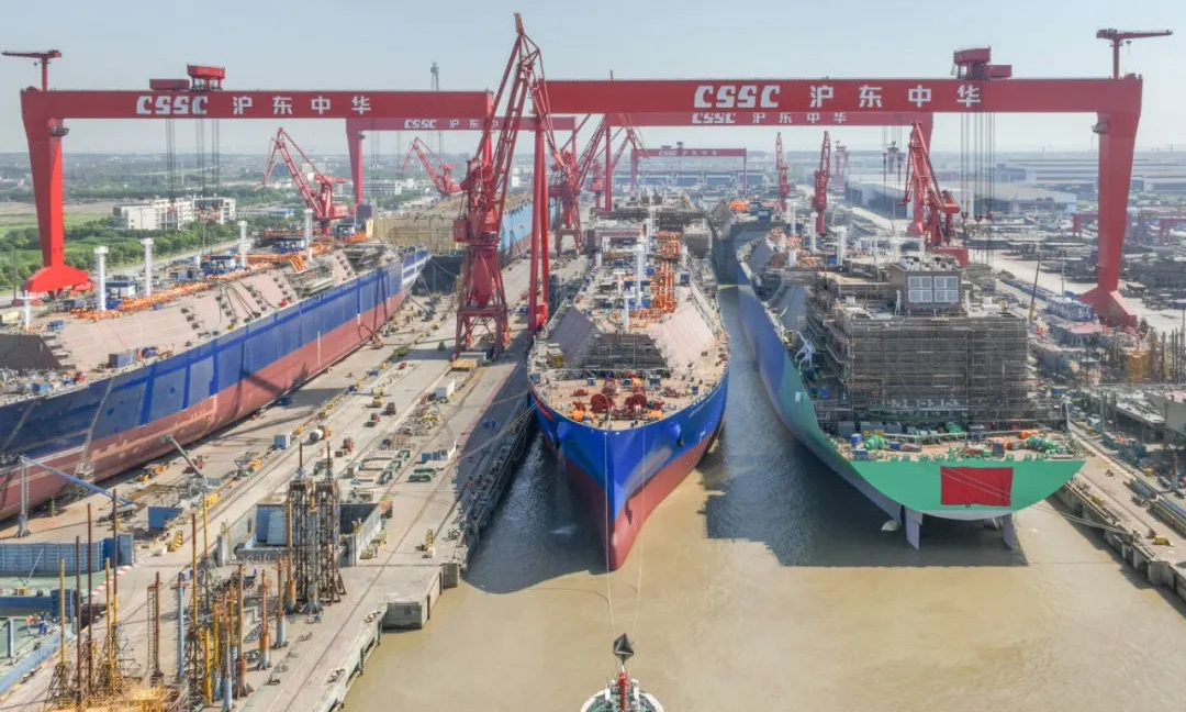 近日，中國船舶集團旗下滬東中華3艘第五代LNG（液化天然氣）船生產節點告捷，實現2船出塢、1船開工三大生產節點。