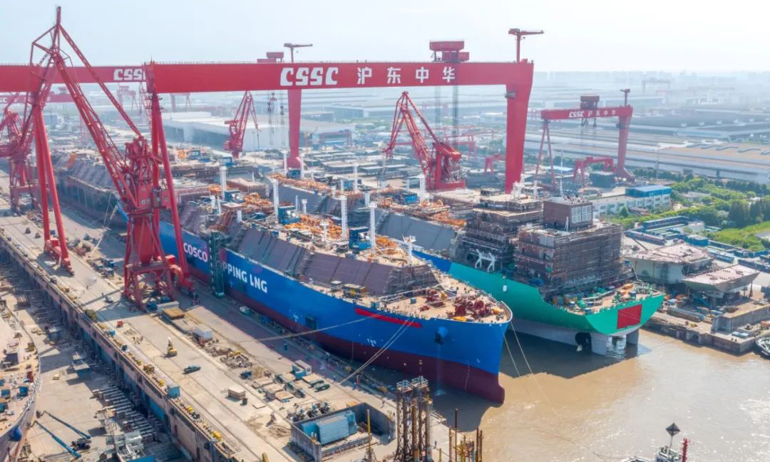 當天，滬東中華長興島西部廠區2號船塢2艘17.4萬立方米LNG船比計劃提前3天順利出塢，另2艘大型LNG船半船完成起浮移位作業，在長興島東部廠區，1艘17.4萬立方米LNG船比計劃提前1天開工。此次2船出塢2船起浮的總塢期比上一批次又有明顯縮短，標志大型LNG船塢內“四船并列半串聯建造新模式”取得顯著成效，公司LNG船產能倍增戰略加速推進實施。