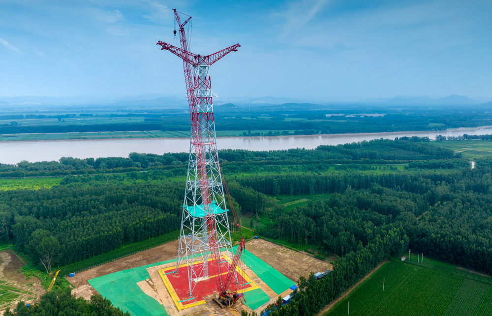 該塔高159.5米，單塔重530噸，為全線最高、最重鐵塔。國家電網山東送變電公司在國內首次采用全過程700噸大型流動式履帶起重機，研發安全質量管控平臺，保障施工安全。