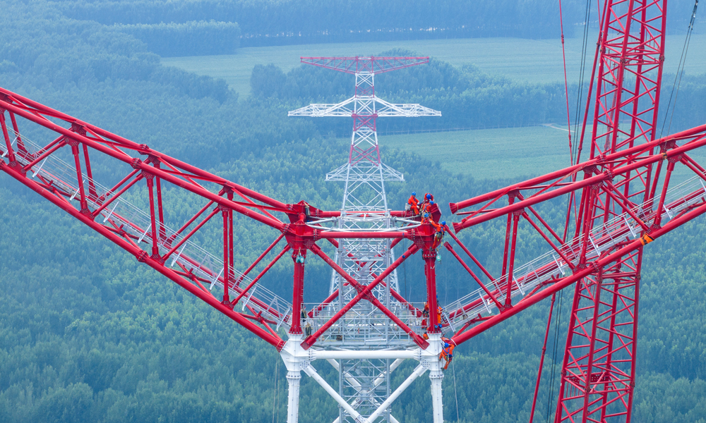 隴東—山東特高壓工程是我國首個“風光火儲一體化”大型綜合能源基地外送項目，工程起點為甘肅慶陽換流站，落點為山東東平換流站，建成后年輸送電量超400億千瓦時。