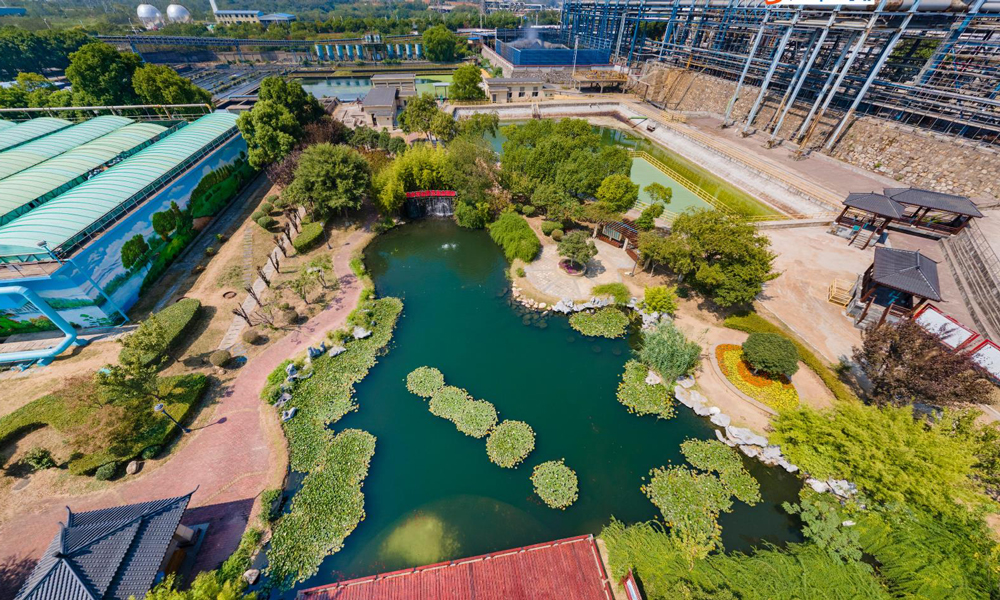 九江石化深入開(kāi)展“油不落地、氣不上天、污不入土”行動(dòng)，推動(dòng)減污降碳協(xié)同增效，“十二五”以來(lái)累計(jì)完成污染防治和提標(biāo)改造項(xiàng)目160個(gè)，進(jìn)一步夯實(shí)綠色發(fā)展根基。圖為九江石化建成的斑鳩園水生態(tài)景區(qū)。
