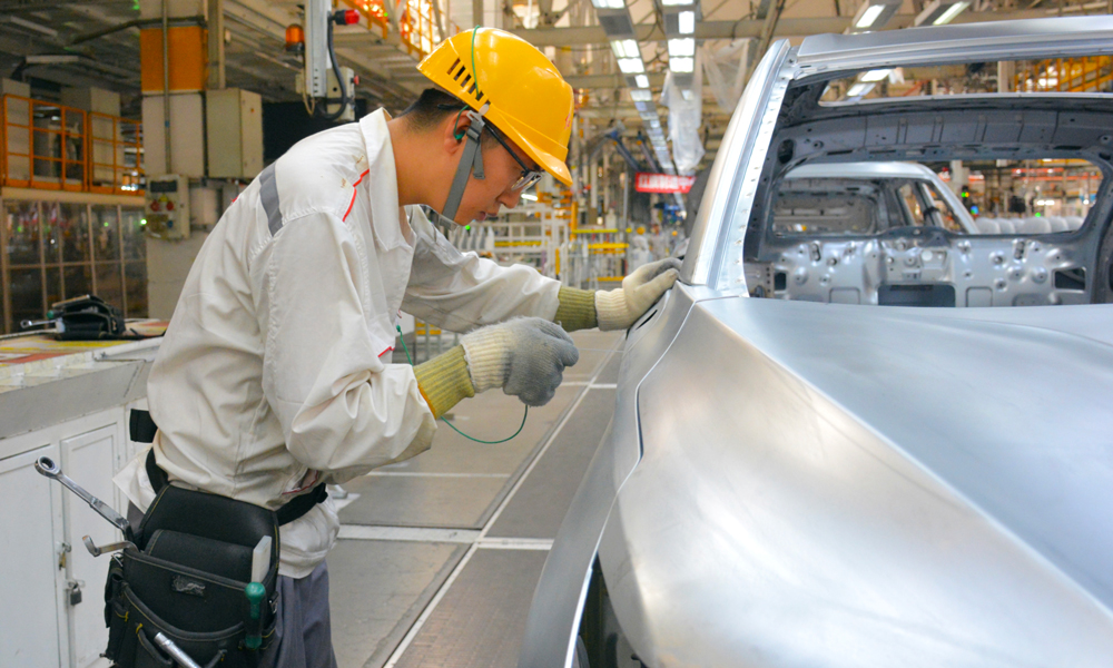 中國一汽紅旗制造中心蔚山廠區焊裝工作人員檢查裝調間隙尺寸。