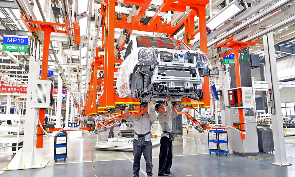 中國一汽鹽城分公司總裝底盤線工作人員進行電池裝配。