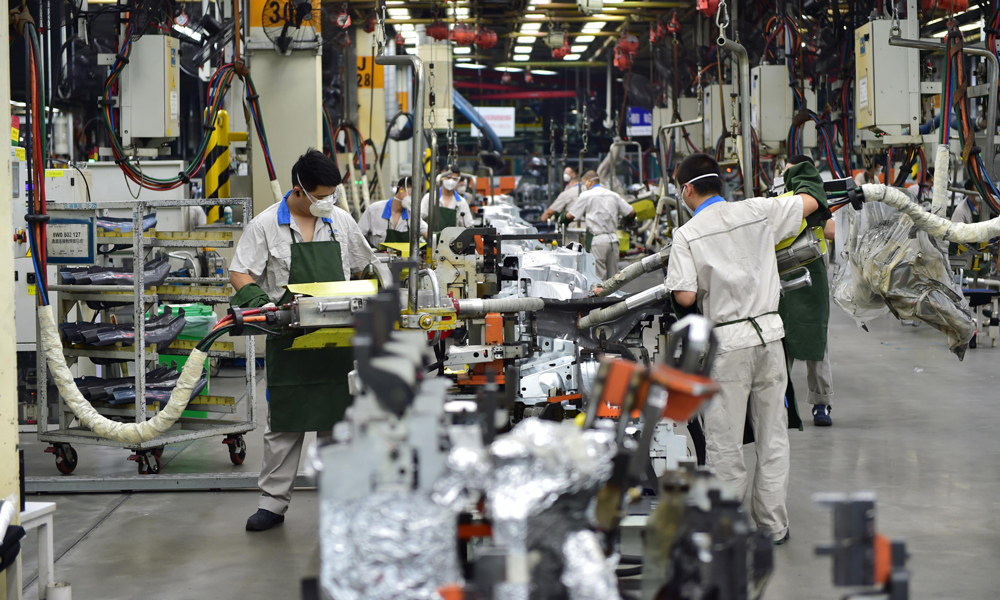 中國一汽-大眾長春生產焊裝工作人員正在進行生產操作。