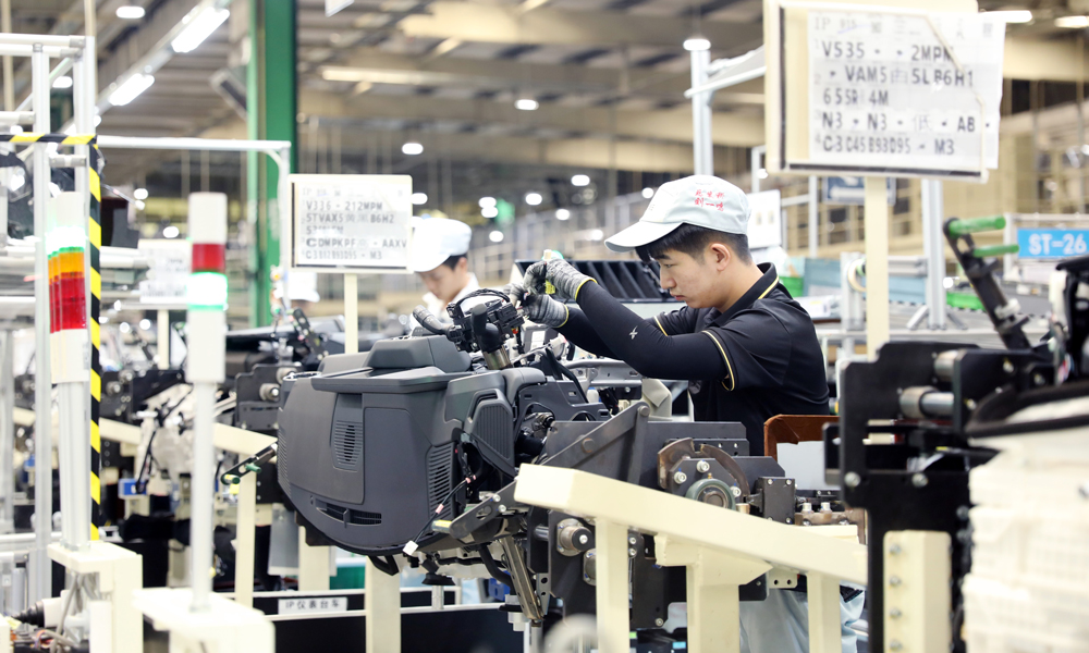 中國一汽豐田成都公司總裝工作人員在進行車型儀表裝配。