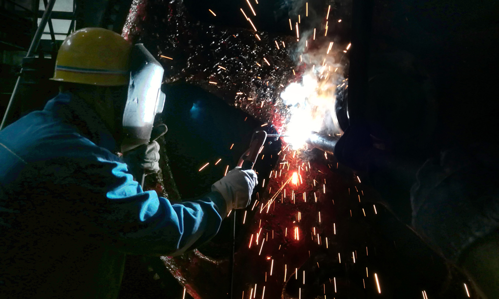 中國一汽鑄造公司工作人員在維修設備。