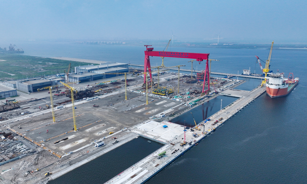 近日，位于天津臨港經濟區的我國首個海洋油氣裝備制造“智能工廠”——中國海油下屬海油工程天津智能制造基地二期工程主體結構建造完工。圖為海油工程臨港智能制造基地二期工程場地和碼頭全景。