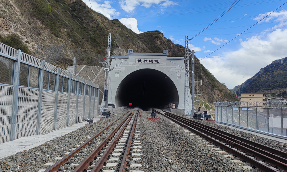 據悉，川青鐵路是我國“八縱八橫”高鐵網蘭州、西寧至廣州通道的組成部分。川青鐵路成都東至黃勝關段貫通運營后，將極大便利沿線各族人民群眾出行，推動沿線經濟社會發展，對維護民族團結、助力新時代西部大開發戰略實施，具有十分重要的意義。