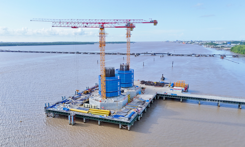 日前，由鐵建國際承建的圭亞那新德梅拉拉河大橋P34主塔承臺澆筑完畢。這標志著該項目全面完成了P34主塔承臺的施工。主橋承臺的順利完工，為后續(xù)主橋主塔及上部結(jié)構(gòu)施工奠定了堅實基礎(chǔ)。該項目是中圭建交50周年及中圭友好合作的重要成果，項目全長2900米。項目建成后，將縮短兩岸四分之三的通行時間，擴大二倍以上船只通行量，極大降低大橋日常維護成本。圖為大橋承臺施工現(xiàn)場。