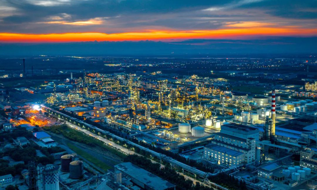 近年來，兵器工業華錦集團積極投身打造綠色低碳石化典范，錨定“雙碳”目標，推動石化產業綠色低碳轉型。圖為華錦集團廠區夜景。