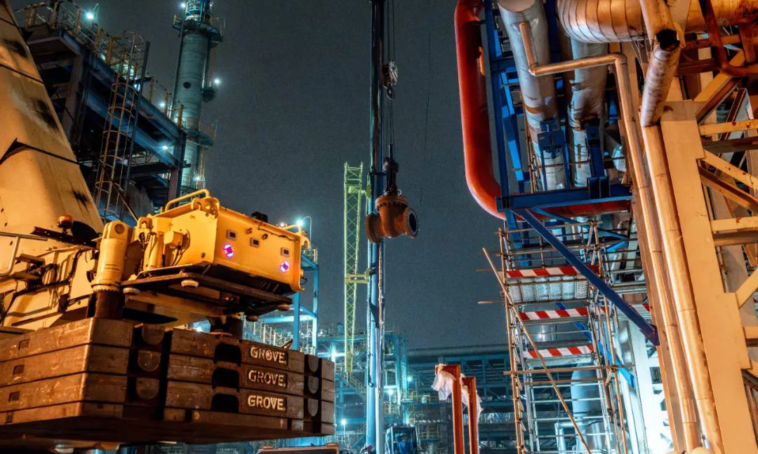 華錦集團廠區內燈火通明，塔吊交錯，檢修人員鏖戰正酣。