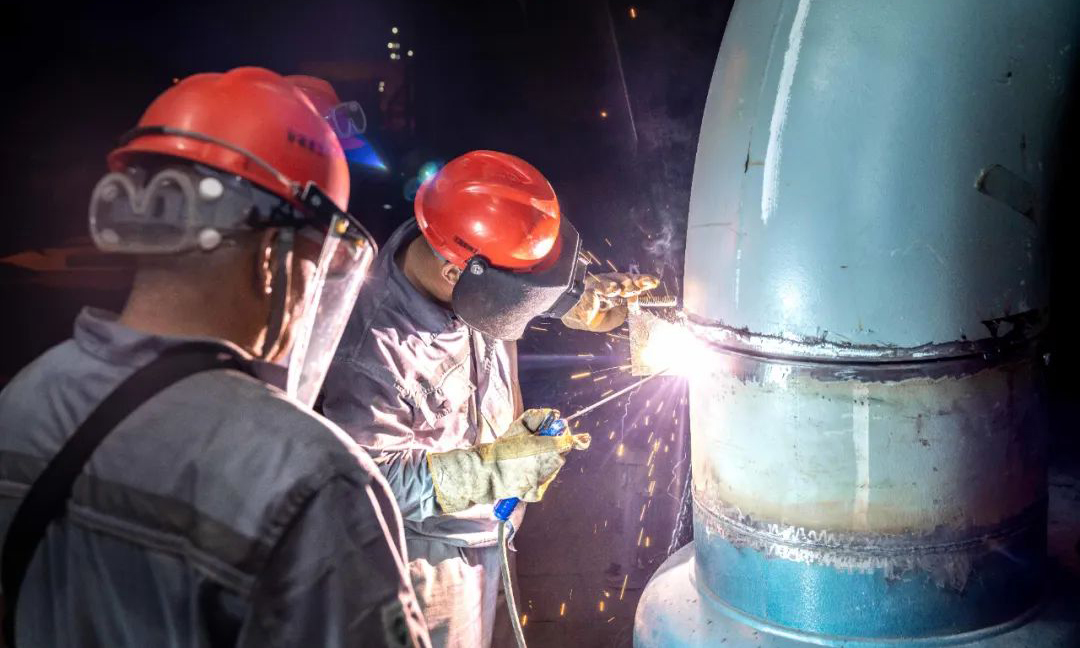 華錦集團一線工作人員檢修作業現場。