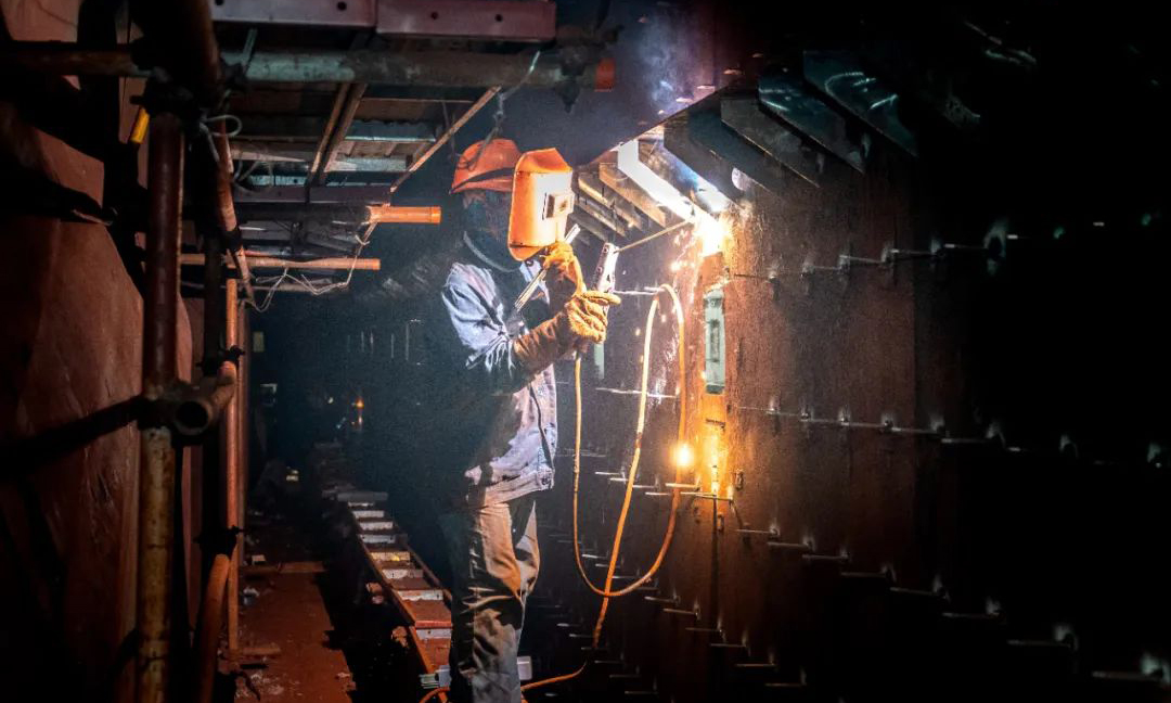 華錦集團一線工作人員檢修作業現場。