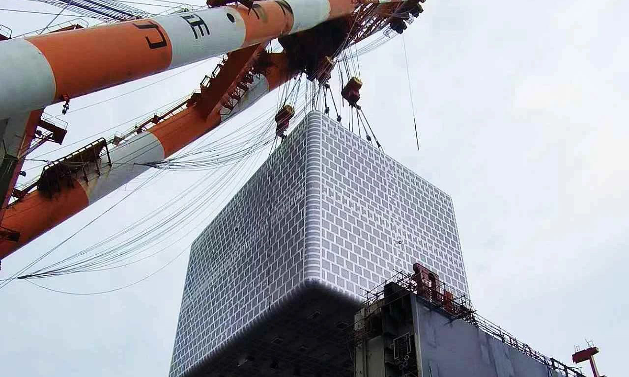 吊裝當日，廣船國際吊裝團隊在凌晨5點便抵達作業現場，在正式起吊前對B型艙進行試吊、試剎車作業，確保無任何異常后再正式起吊。正式起吊及落位過程中作業人員實時監測駁船吃水的變化和移動，避免發生碰撞，為吊裝作業保駕護航，最終順利完成吊裝作業。該B型艙的吊裝所形成的系統性方案以及吊裝、安裝工藝文件，將為后續同類型船舶建造提供寶貴的經驗。