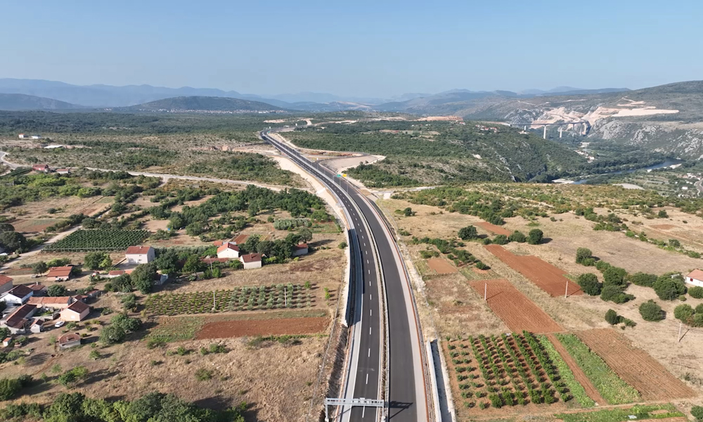 近日，由中國建筑和中國電建承建的泛歐5C走廊高速公路波黑查普利納段項目正式通車。圖為中國建筑三局波黑泛歐5C走廊高速航拍。
