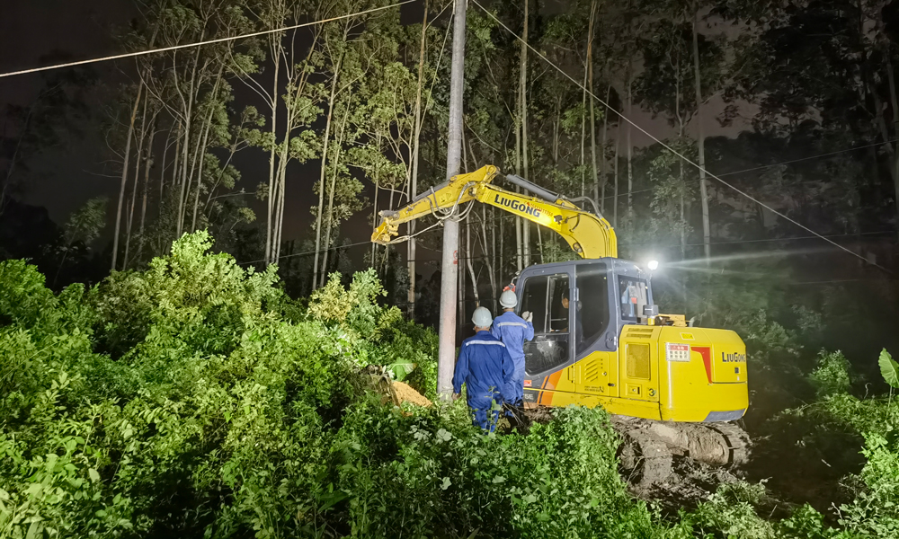 9月7日，南方電網廣東江門供電局支援隊伍在湛江遂溪縣遂城鎮對10千伏線路重立電桿。