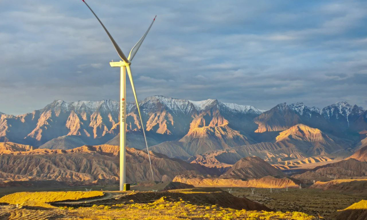 南疆知我意，追夢到西極。天山、昆侖山兩大山系交匯的帕米爾高原上艷陽高懸、雪峰林立，國家能源集團龍源電力建設美麗中國的腳步踏夢而來，在祖國最后一縷陽光落下的地方追“新”逐“綠”，讓新能源在這片“原始凈土”迸發(fā)“無限風光”。谷佳蔚 攝