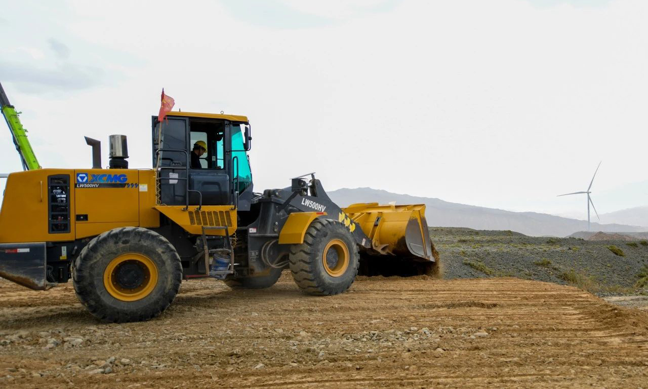 長期以來，南疆地區(qū)因昆侖山脈阻擋，風資源弱于北疆。但隨著風電技術革新、智慧布局和數字化管控，高海拔地區(qū)也能“吹出”高效益。烏恰風電項目所在區(qū)域丘陵起伏，國家能源集團施工人員用推土機進行場地平整，打造穩(wěn)固基礎，助力后續(xù)施工順暢進行。劉振祿 攝