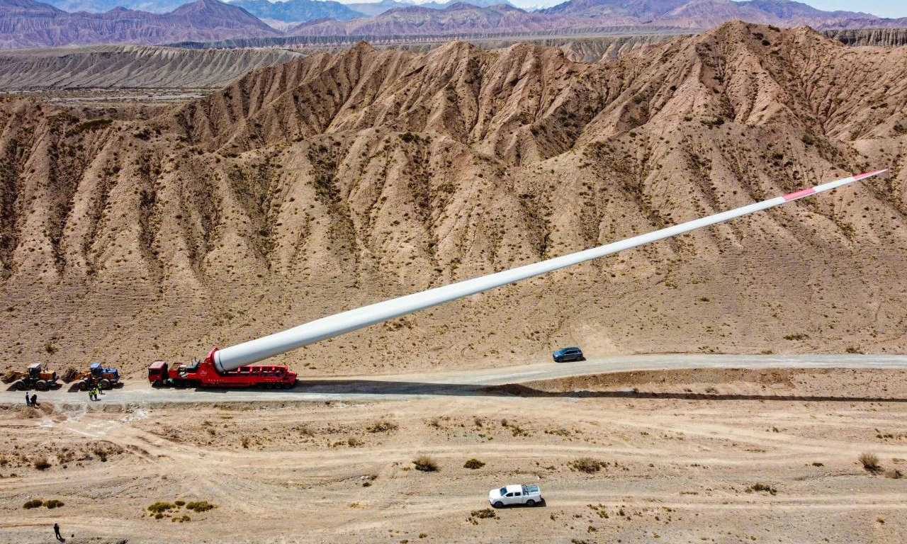 碩大的風機葉片運輸隊伍穿梭在丘陵溝壑間，葉尖劍指長空，呼嘯凜冽的風在峽谷回蕩，劃破了湛藍而又靜謐的帕米爾天空。劉振祿 攝