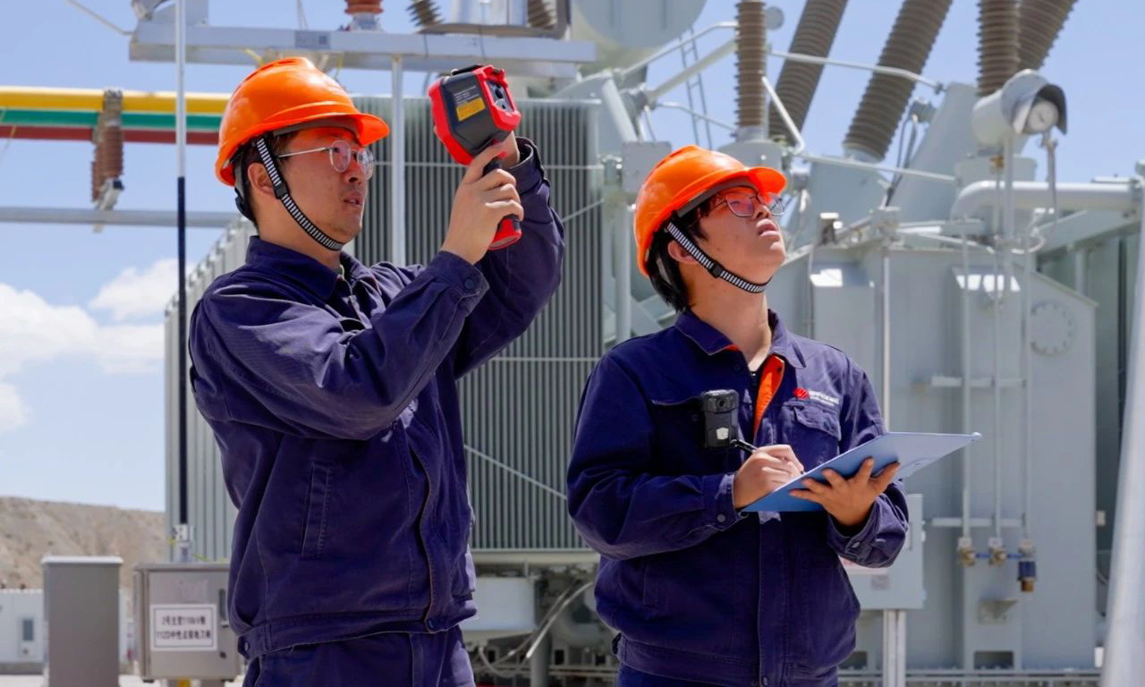 烏恰風電場內，國家能源集團的工作人員在進行主變壓器測溫記錄工作。高海拔地區(qū)空氣中的氧氣和濕度都相對較低，要更加注意變壓器安全穩(wěn)定運行，對溫度、絕緣等指標嚴格監(jiān)測，確保設備健康水平。楊再軍 攝