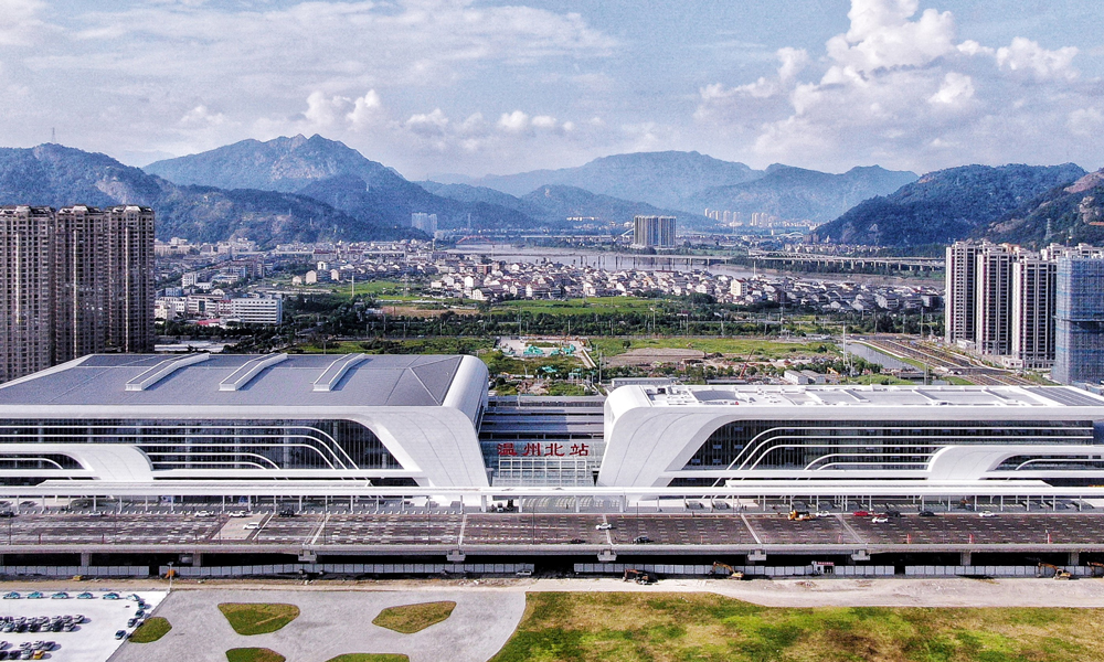 杭溫高鐵開通運營后，杭州、金華、臺州、溫州等地的仙華山、仙居、楠溪江等豐富的旅游資源將串聯成線，沿線仙居、磐安、東陽、浦江等地將正式邁入高鐵時代，對于推進鐵路基礎設施聯網、補網、強鏈，便利沿線人民群眾出行，促進旅游資源開發和產業發展，助力浙江高質量發展建設共同富裕示范區和長三角一體化高質量發展等具有重要意義。圖為杭溫高鐵溫州北站。