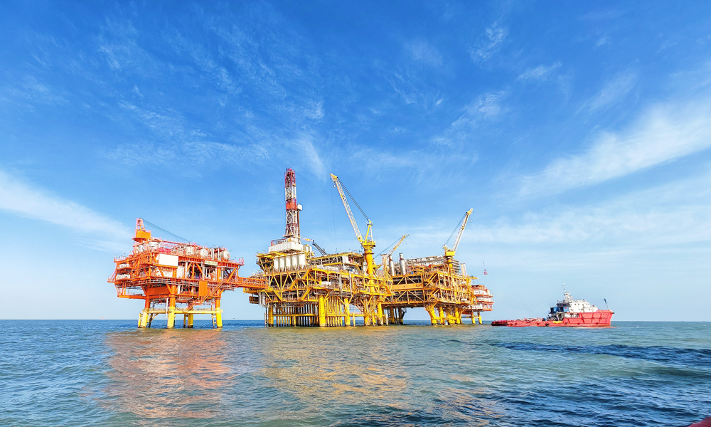 據(jù)了解，渤南油田群充分發(fā)揮區(qū)域一體化開發(fā)優(yōu)勢，用不到2年的時間實現(xiàn)了墾利6-1油田的全面投產(chǎn)。2023年，渤南油田群油氣產(chǎn)量首次突破1000萬立方米，其中原油增量超200萬噸，占全國總增量的40%以上，成為我國重要的能源增長極。圖為渤南油田群所轄的墾利10-1油田。