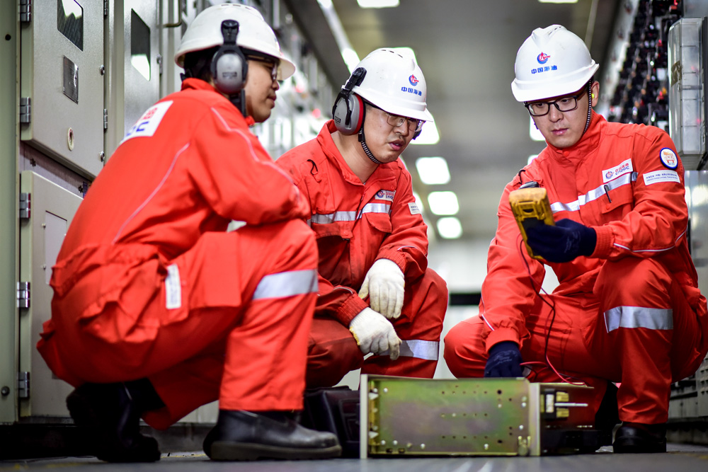 近日，渤海油田渤南油田群一線工作人員開展電氣設備檢修作業(yè)。