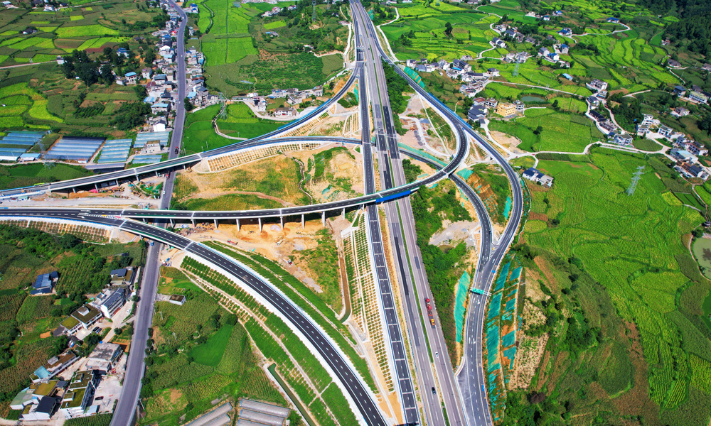 太陽坪隧道是金仁桐高速公路的重點控制性工程，全長7.2公里，最大埋深達531米。中鐵十七局建設團隊提前預埋排水盲管，在二襯施工時增加雙層排水管，并配備低噪音節能變級專用通風機，極大改善洞內施工環境。同時，建設團隊建立國內先進的隧道綜合超前地質預報體系，實現掌子面超前探測、實時預警，引進三臂鑿巖臺車等機械化設備，提高施工標準化、智能化水平，為我國復雜地質條件下隧道建設積累了寶貴經驗。圖為金仁桐高速公路泮水樞紐互通。