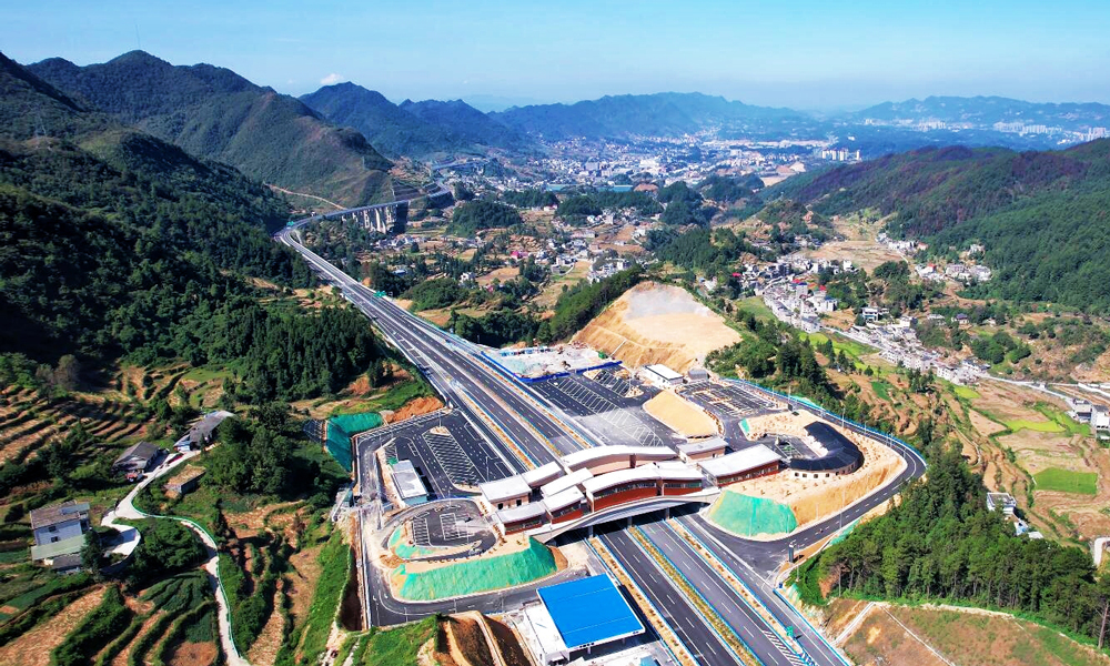 據悉，金仁桐高速公路的實施對發揮貴州作為西南陸路交通樞紐的作用，促進黔中經濟區與成渝經濟區的協調發展，推動沿線產業開發利用、區域旅游業快速發展、振興紅色革命老區發展等具有重要意義。投用后，將極大縮短貴州西部與重慶的時空距離，同時桐梓縣到遵義茅臺機場車程將由2小時縮短至45分鐘，仁懷到桐梓車程縮短近一半，只需不到1小時。圖為金仁桐高速公路壇廠服務區。