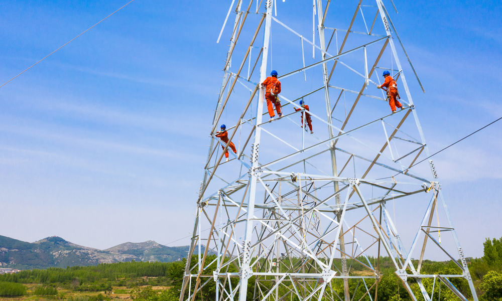 金秋時(shí)節(jié)，國家電網(wǎng)各單位組織施工人員抓緊電網(wǎng)建設(shè)“黃金期”，嚴(yán)格落實(shí)項(xiàng)目質(zhì)量安全進(jìn)度要求，有序開展組塔架線、安裝調(diào)試、檢查驗(yàn)收等工作，奮力推進(jìn)各級電網(wǎng)建設(shè)，為加快電網(wǎng)高質(zhì)量發(fā)展、完成全年電網(wǎng)建設(shè)目標(biāo)貢獻(xiàn)力量。圖為國家電網(wǎng)山東淄博供電公司施工人員在220千伏西里輸電線路工程（沂水段）開展組塔作業(yè)。