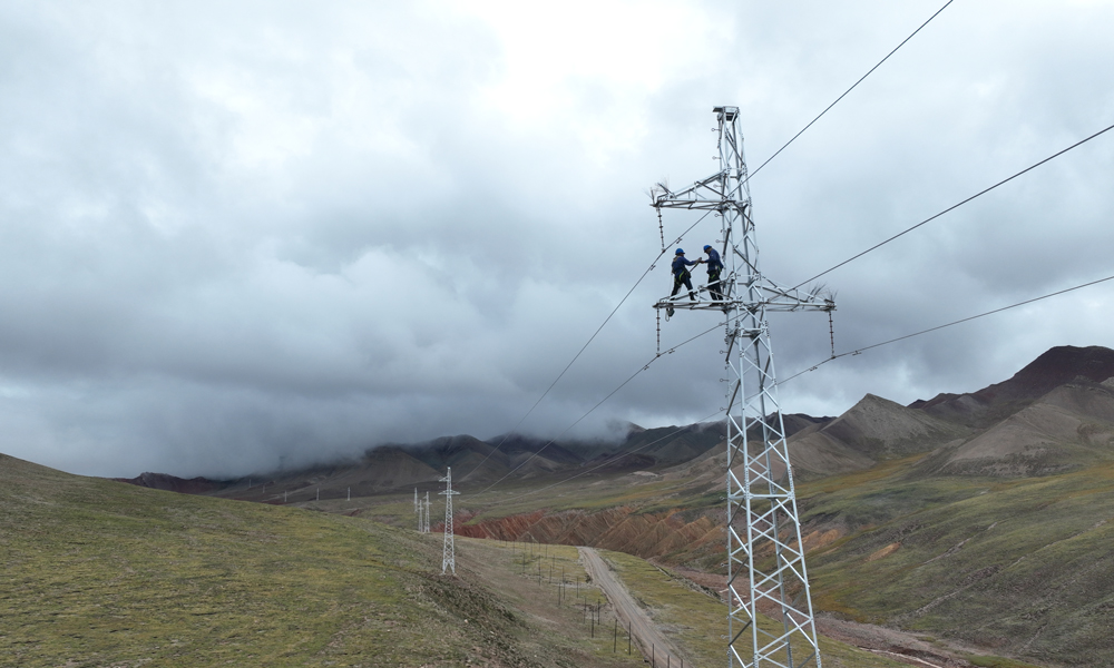 國家電網(wǎng)青海海西供電公司施工人員開展35千伏隆里線架線作業(yè)。