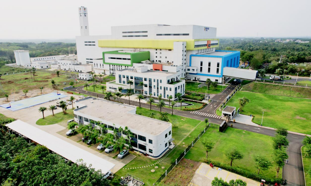 中國電力中電綠能建設的瓊海市生活垃圾焚燒發電廠擴建項目年垃圾處理量43萬噸，年發電量約2.23億千瓦時。該項目獲得國家重點推廣節能低碳新技術8項、《建筑業10項新技術》6大項16子項、電力建設“五新”技術21項，獲省部級及以上獎項19項。