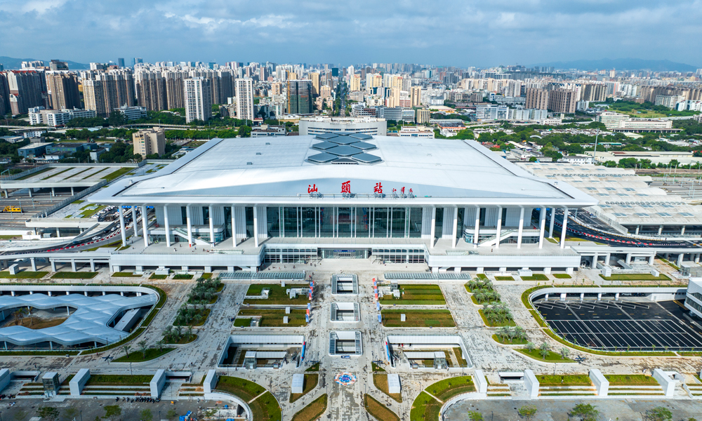 9月20日，由中國(guó)鐵建旗下中鐵建設(shè)承建的我國(guó)粵東地區(qū)規(guī)模最大、交通接駁功能最齊全的綜合高鐵樞紐——新建汕頭站一期站房正式啟用。圖為新建汕頭站一期站房航拍。