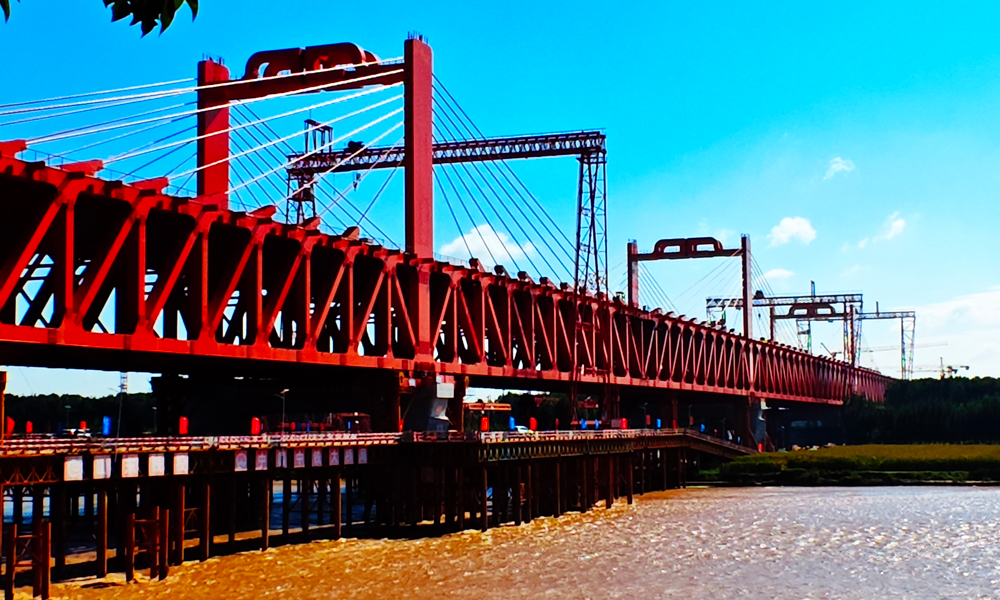 濟濱高鐵是山東省“八縱六橫”高速（城際）鐵路網的重要組成部分，也稱新建津濰高鐵濟南聯絡線。濟陽黃河公鐵大橋位于濟南市北約30公里處，連接遙墻機場站與濟陽站。濟濱高鐵建成通車后，將徹底結束濟南濟陽、商河和濱州主城區、惠民不通高鐵的歷史，實現京滬高鐵輔助通道與京滬高鐵互聯互通，對于優化全省高速鐵路網布局、帶動濟南新舊動能轉換起步區建設具有重要意義。