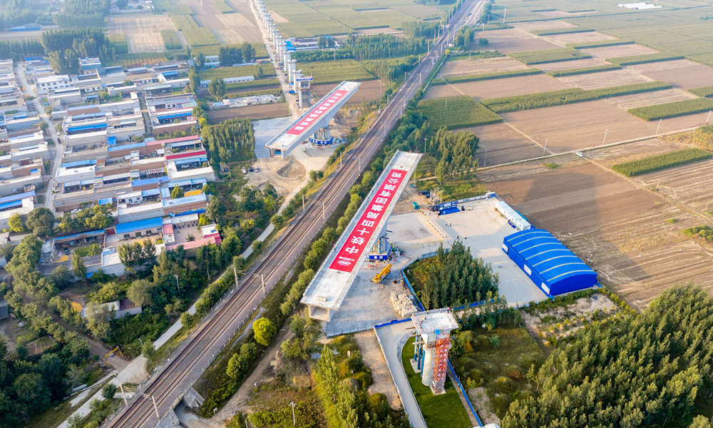 9月25日，由中國鐵建所屬中鐵十四局承建的雄商高鐵任丘特大橋跨京九鐵路轉(zhuǎn)體橋成功轉(zhuǎn)體。該橋是雄商高鐵全線跨度最大的轉(zhuǎn)體橋，同時(shí)也是全線7座轉(zhuǎn)體橋中第一座完成轉(zhuǎn)體施工的橋梁。圖為任丘特大橋跨京九鐵路轉(zhuǎn)體橋轉(zhuǎn)體前航拍。