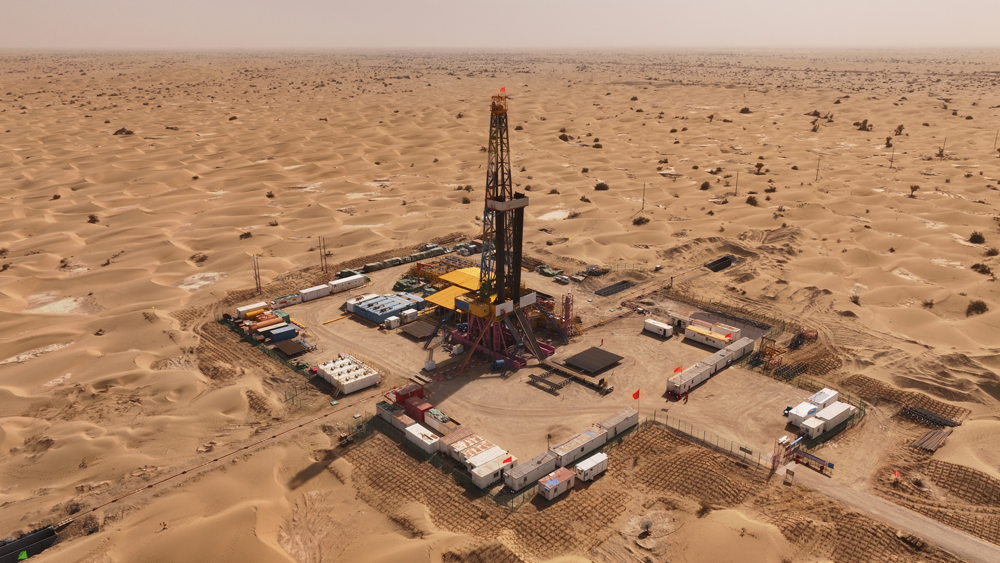 新疆地區是我國油氣產量增長的主要地區和石油天然氣工業最大的戰略接替區，超深層勘探開發技術難度極大。東方宏華參與研制的“地殼一號”萬米科探鉆機是國際上第一口鉆穿白堊紀陸相地層的科學探井，2019年5月以來，已在新疆塔里木盆地執行了不同超深層油氣鉆井工程任務，完成了5口井深超8000米和1口井深超9000米的油氣鉆井工程。