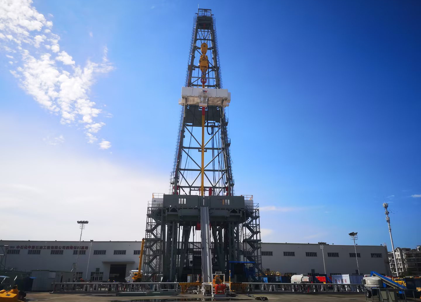 12000米深地智能鉆機鉤載能力高達1000噸，可提升1368根鉆柱，實現最大13000米深度作業。突破了萬米管柱“一鍵聯動”自動化等關鍵技術，配置行業先進的具有泵健康功能的3200馬力五缸泵，實現超高壓大排量泵送。搭載頂尖控制系統實現卓越數字化鉆井，集成先進視覺識別系統增強智能感知力，讓鉆機能夠在超深環境下安全實現“自動駕駛”。