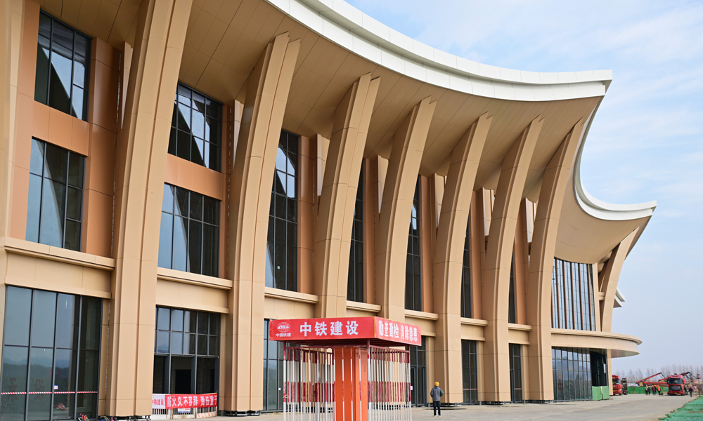 該站挑檐采用大跨度懸挑結構，外挑結構最大跨度13米，最大坡度近76度，挑檐外觀呈現“水波”造型，由中間4個高點分別向東西自然垂落，整體伸展長度約209米。項目團隊在站房建材配色、結構設計和裝飾點綴等方面，吸納紅松、雪花、小興安嶺、松花江、伊春“春”字紋等地域元素，結合現代化鋁板鏤空雕刻、木紋轉印等工藝做法，細節呈現“林都”特色文化。圖為伊春站“水波”造型外立面。