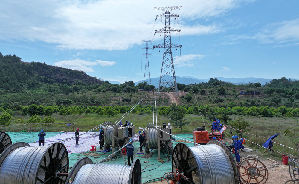 500千伏汕尾甲湖灣電廠機組擴建接入系統工程組塔架線施工現場。