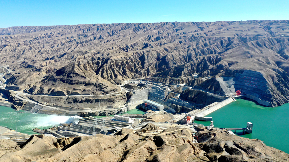 羊曲水電站2021年12月26日開工建設；2022年9月27日大壩首倉混凝土澆筑；2023年12月14日大壩填筑完成；2024年8月14日成功下閘蓄水；2024年9月23日3臺機組轉子全部吊裝完成……歷經近三年時間，建設者在高原峽谷抗缺氧、戰嚴寒，向著全容量投產發電目標勇毅前行。