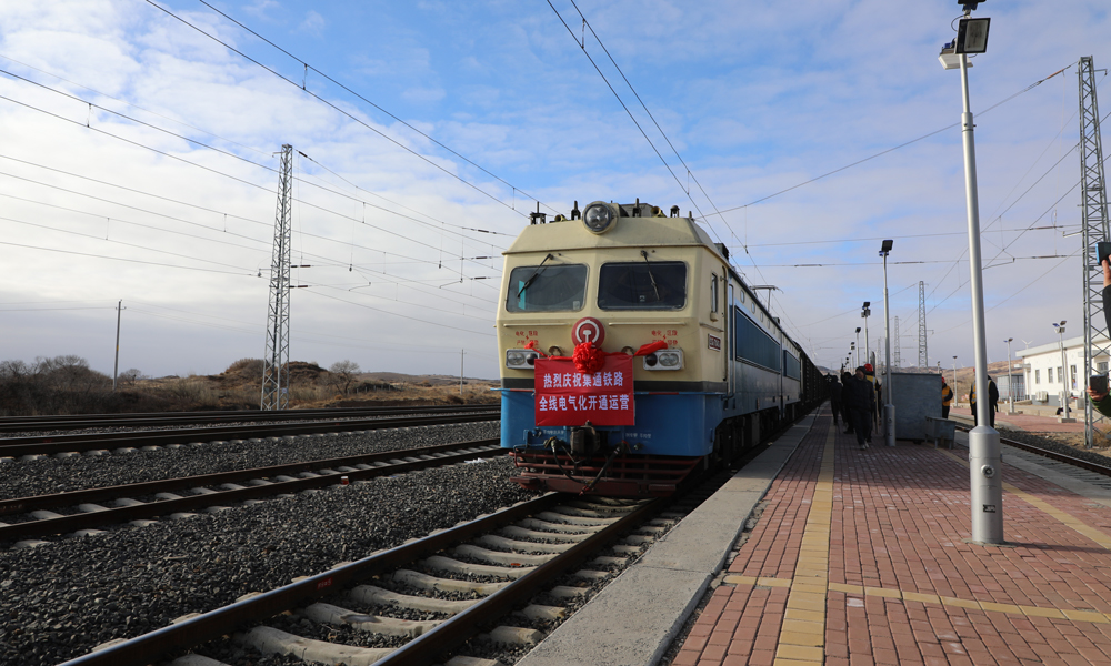 近日，隨著蒙根塔拉至大板段鐵路電氣化開通運營，中國中鐵旗下中鐵電氣化局牽頭改造施工的集寧至通遼鐵路（簡稱集通鐵路）全線進入電氣化時代。集通鐵路途經內蒙古烏蘭察布、錫林郭勒、赤峰、通遼4個盟市13個旗縣，西與京包、集二鐵路相連，向東接入通遼樞紐，是連接我國東北、華北、西北地區的重要鐵路干線，于1995年12月建成通車，原為單線非電氣化鐵路，全長943公里。