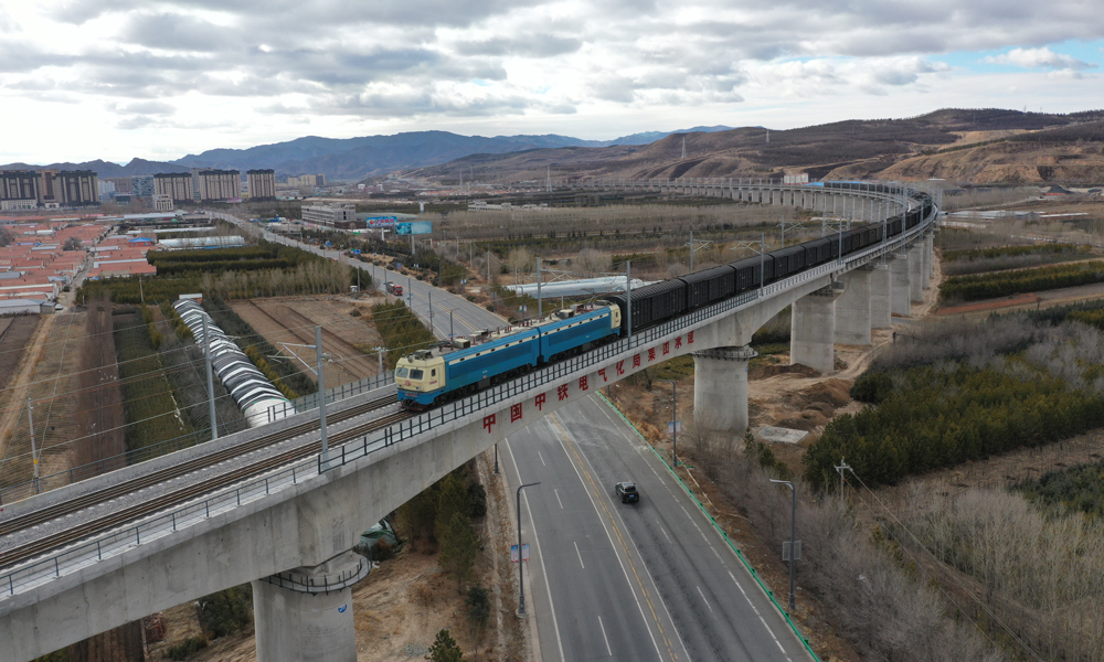 如今，集通鐵路全線為雙線電氣化鐵路，共設35個車站，其中林西、嘎拉德斯汰和經棚西3 座車站為新建站。按照分區施工、分段開通運營的方式，集通鐵路電氣化集寧至好魯庫段于2023年2月開通、好魯庫至蒙根塔拉段于2023年11月開通、大板至哲里木段于今年10月開通。蒙根塔拉至大板段開通運營后，實現與相鄰路網的牽引動力匹配、跨線列車直通運輸。待運行圖調整后，集通鐵路旅客列車時速將由65公里提高至120公里；年貨運能力將從過去的3600萬噸提升至8000多萬噸。