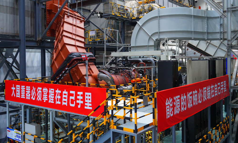 11月25日，由東方電氣集團自主研制的國內(nèi)首臺15兆瓦重型燃氣輪機（以下簡稱G15）在四川德陽整機首次點火成功，標志著東方電氣集團率先在國內(nèi)實現(xiàn)自主重型燃氣輪機成熟化、系列化、譜系化布局，我國重型燃氣輪機產(chǎn)業(yè)鏈發(fā)展邁出了堅定一步。圖為G15試驗臺位及試驗臺位上的G15本體。