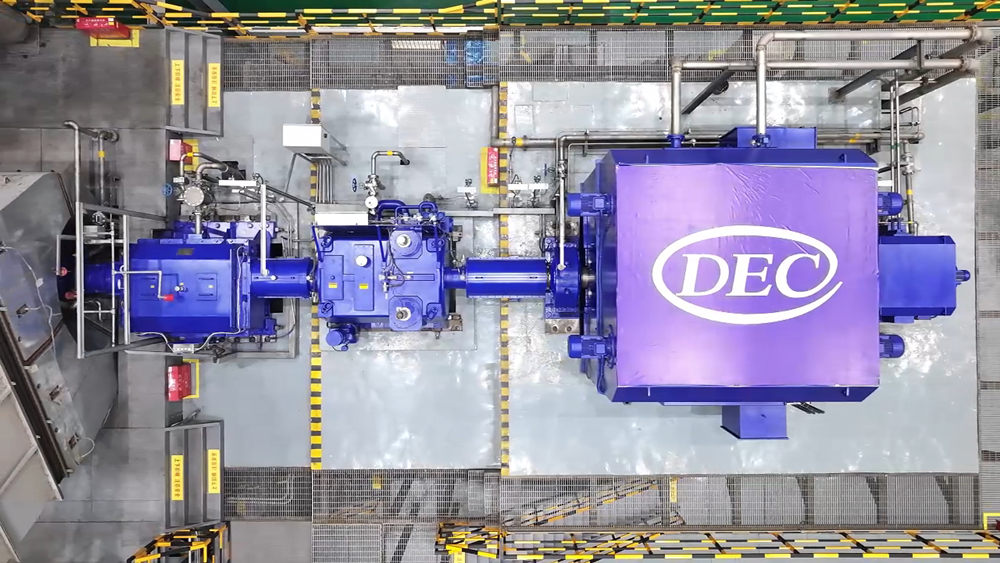 G15是東方電氣集團自主重型燃氣輪機系列化研制的第二個產(chǎn)品，于2019年啟動，2021年完成概念設(shè)計，2023年完成施工設(shè)計并開始部件制造，今年7月4日正式下線。G15機組功率為16.5兆瓦，熱效率大于35%，相較于同功率的火力發(fā)電機組，一年可減少碳排放超過15萬噸，聯(lián)合循環(huán)一小時發(fā)電量超過2.2萬度，可滿足2500個家庭1天的用電需求，不僅可用于熱電聯(lián)產(chǎn)、分布式能源、海上平臺發(fā)電，還可以和光伏、儲能等綠色低碳技術(shù)耦合，構(gòu)建可應用于醫(yī)院、學校、小區(qū)、工業(yè)園區(qū)等不同場景的“源網(wǎng)荷儲”綜合能源運用場景。圖為G15拖動裝置。