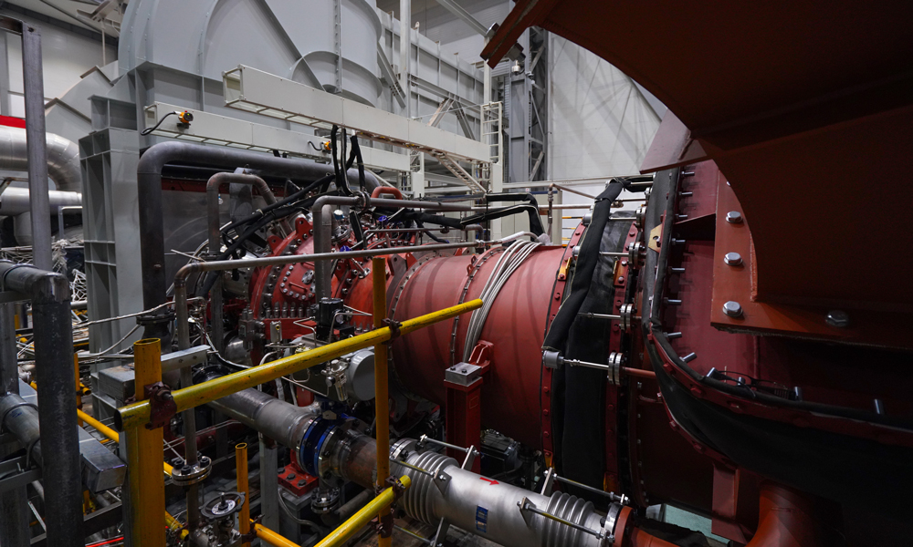 自主研發(fā)重型燃氣輪機不僅關(guān)乎工業(yè)技術(shù)，更是關(guān)乎國家能源安全的重要一環(huán)。近年來，東方電氣集團重型燃氣輪機實現(xiàn)了從技術(shù)創(chuàng)新、產(chǎn)品創(chuàng)新到產(chǎn)業(yè)創(chuàng)新的創(chuàng)新發(fā)展之路。此次點火，不僅代表著技術(shù)上的突破，更標志著我國重型燃氣輪機產(chǎn)業(yè)正在走向成熟化、系列化、譜系化，為燃氣輪機產(chǎn)業(yè)發(fā)展注入強勁動力。圖為G15本體。