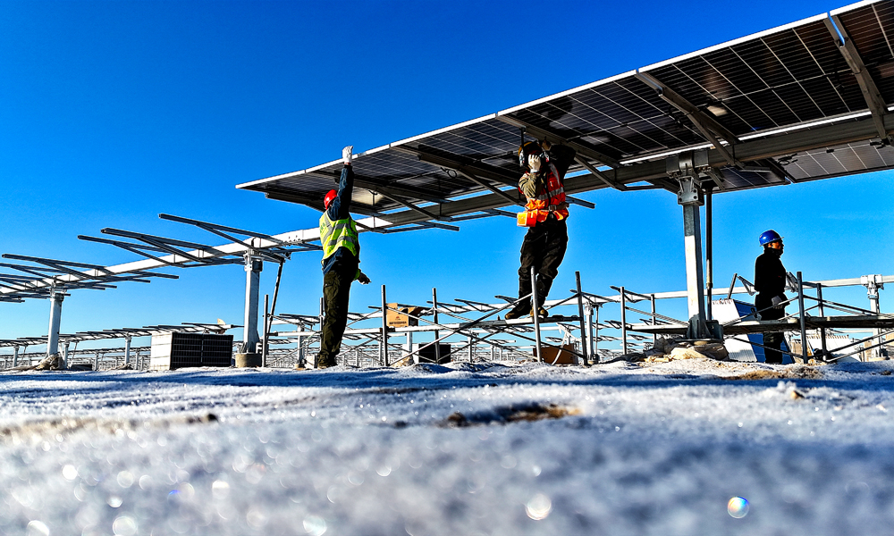 安裝工人們搶抓工期，加緊光伏組件施工。