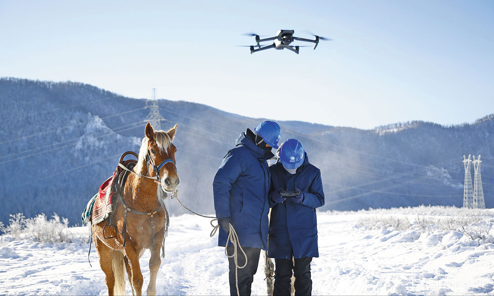 近期，我國迎來大范圍雨雪天氣。國家電網扎實推進迎峰度冬保供保暖工作，確保電網安全穩定運行與電力可靠供應。各單位抓實抓細公司各項措施要求，強化電網設備運維，切實保障人民群眾溫暖過冬，更好服務經濟社會發展大局。圖為國家電網阿勒泰供電公司工作人員運用無人機對易覆冰線路開展全面巡檢。