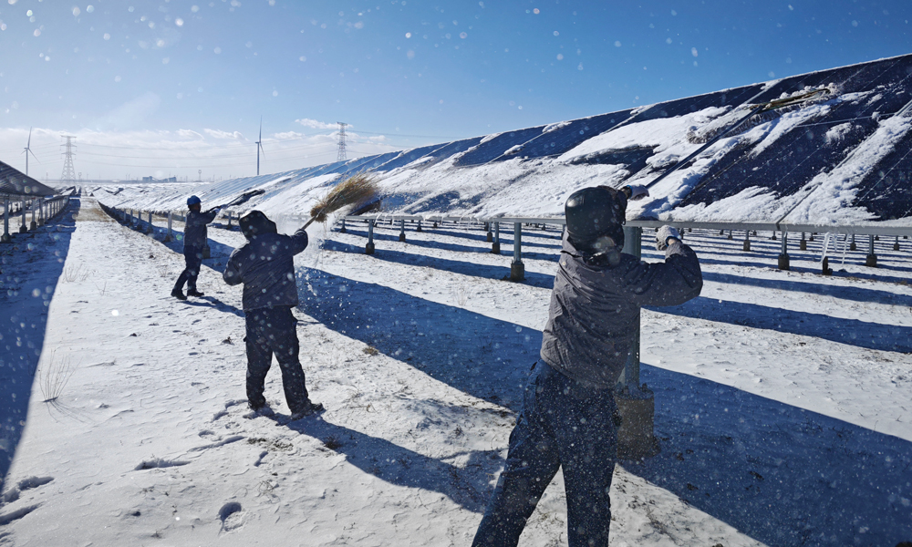 中廣核寧夏靈武馬家灘光伏電站遭受強降雪襲擊，道路與光伏組件積雪嚴重，給設(shè)備安全運行和發(fā)電帶來了極大的挑戰(zhàn)，電站迅速組織全員行動，頂風冒寒對光伏板展開全面清理，力保電站發(fā)電效率。